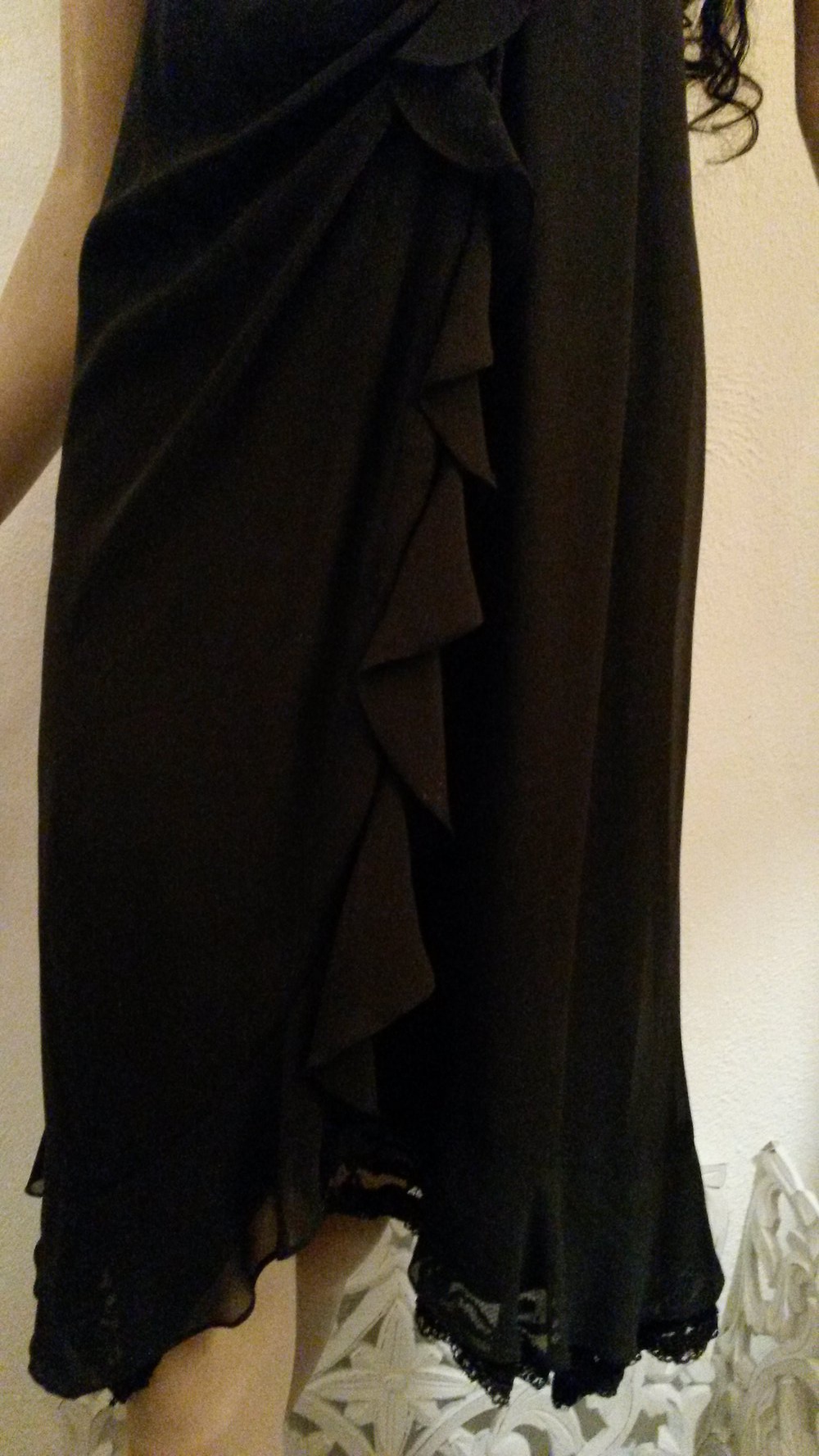 Edles tiefschwarzes Kleid mit Volants, Spitzeneinsatz, Perlen und Pailletten 