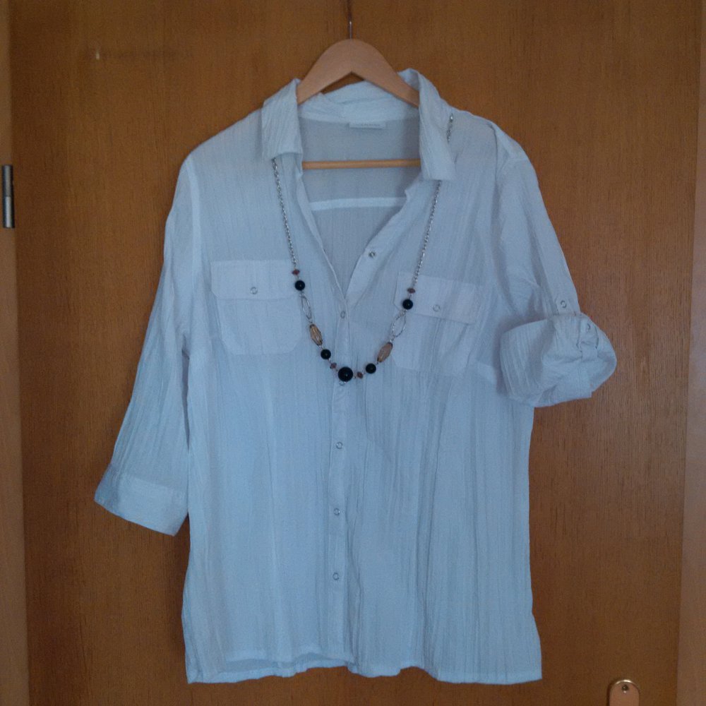 Weiße Bluse mit Kette