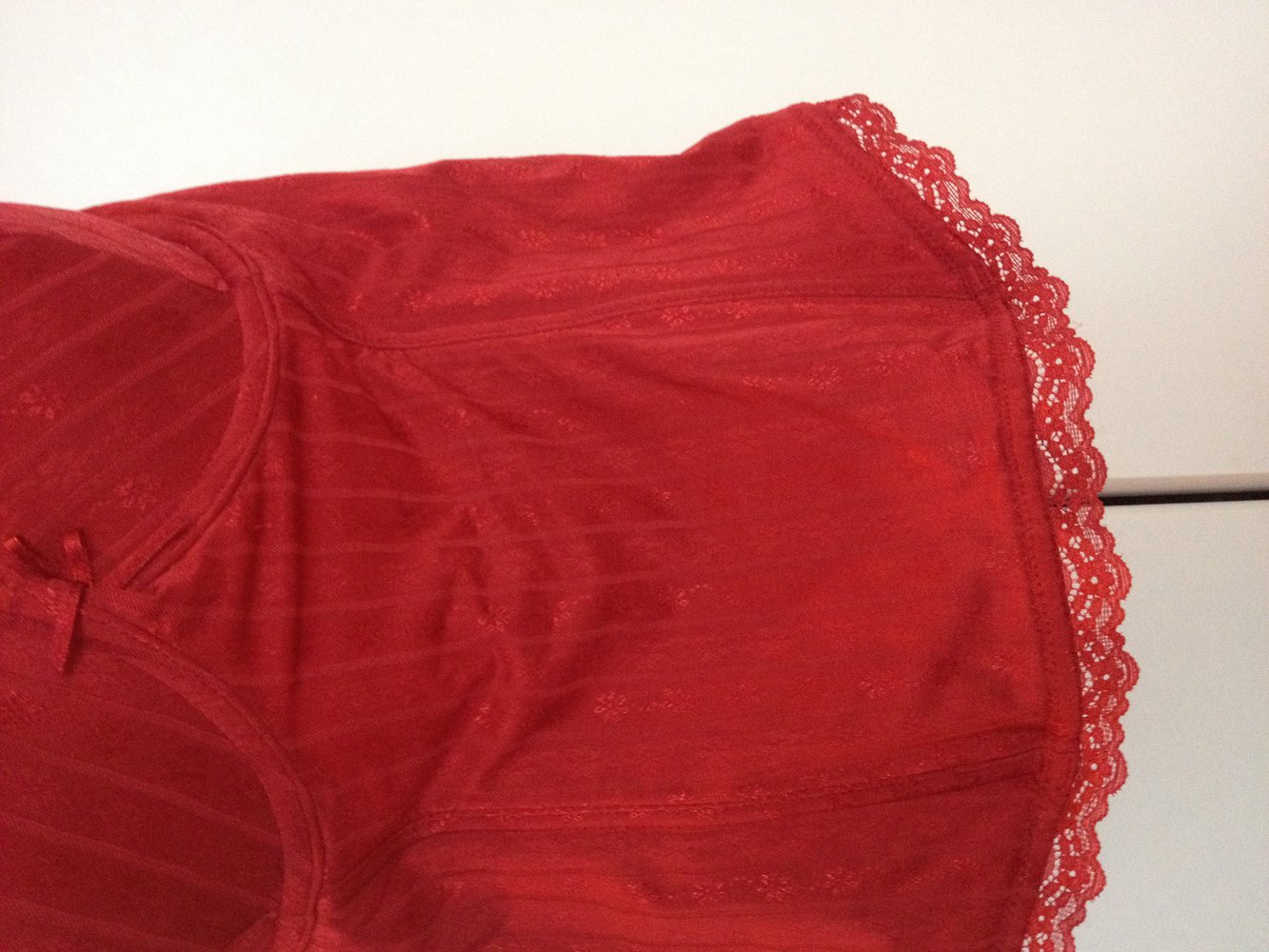 Rote Korsage mit Spitze 