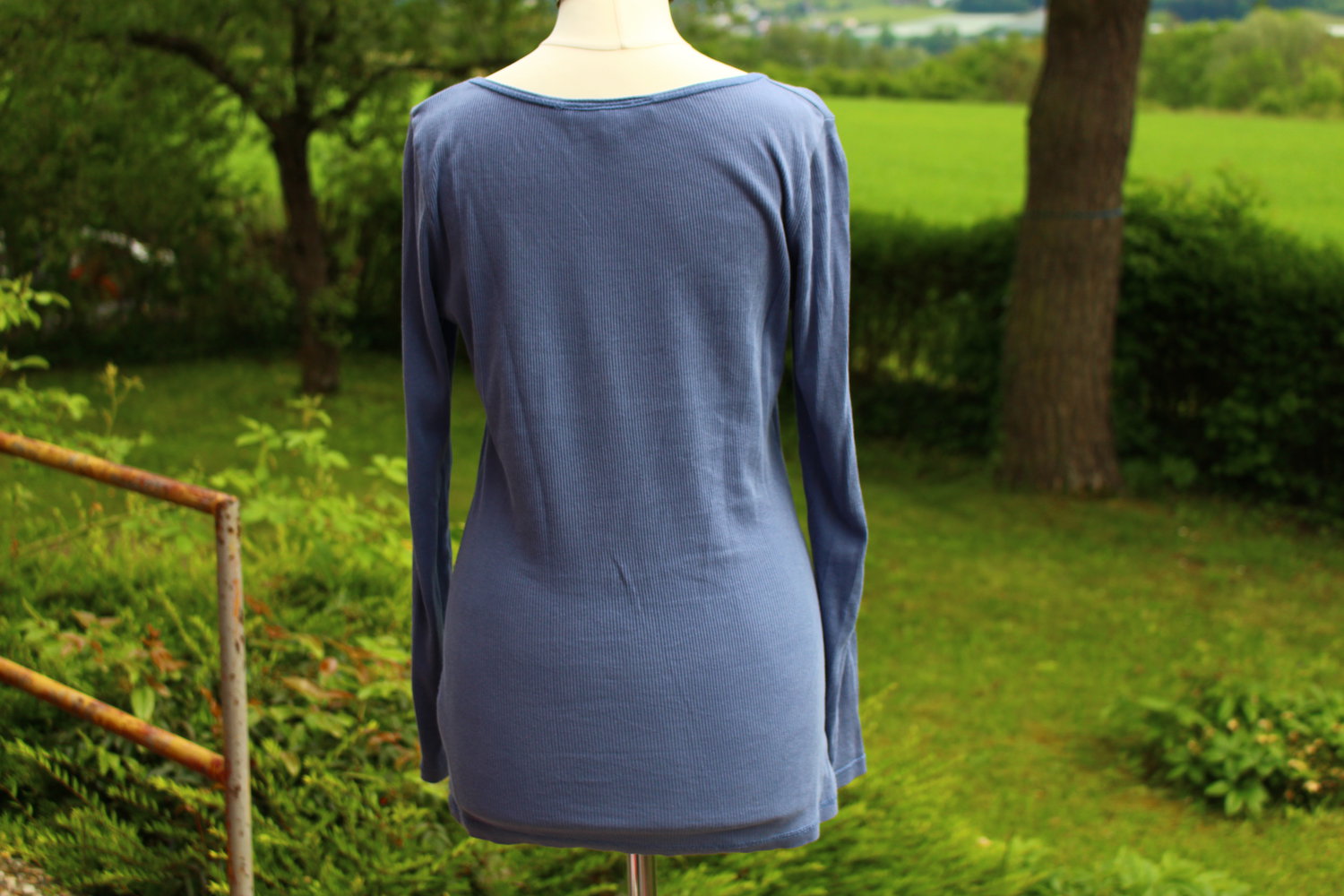 hellblaues Langarmshirt mit Knöpfen