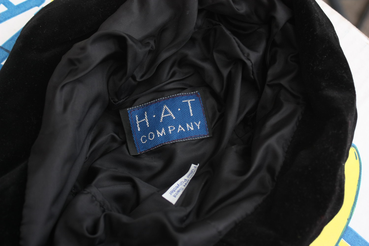 Schöne geraffte Mütze aus Samt (Innenfutter Polyester) von Hat Company