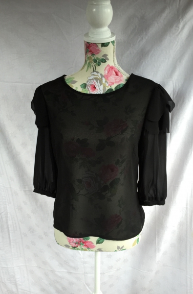 Süße schwarze Bluse