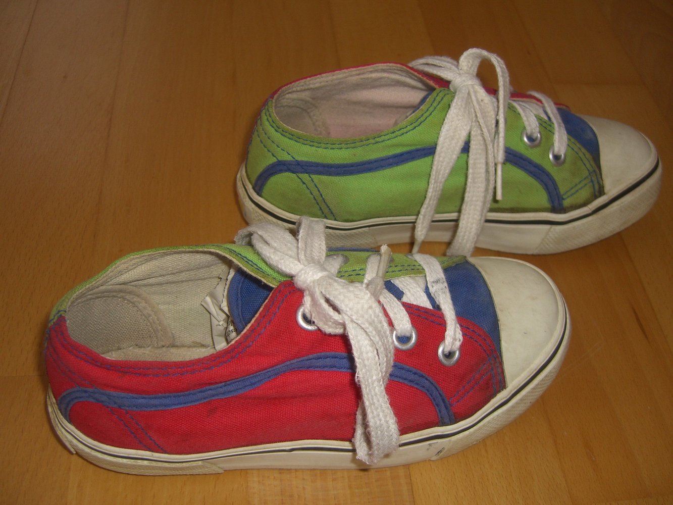 Süße bunte Stoffschuhe