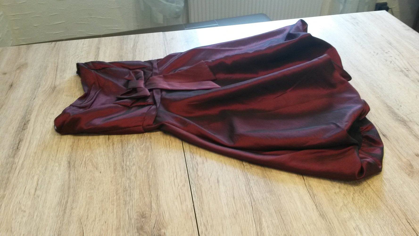 Weinrotes Cocktailkeid 