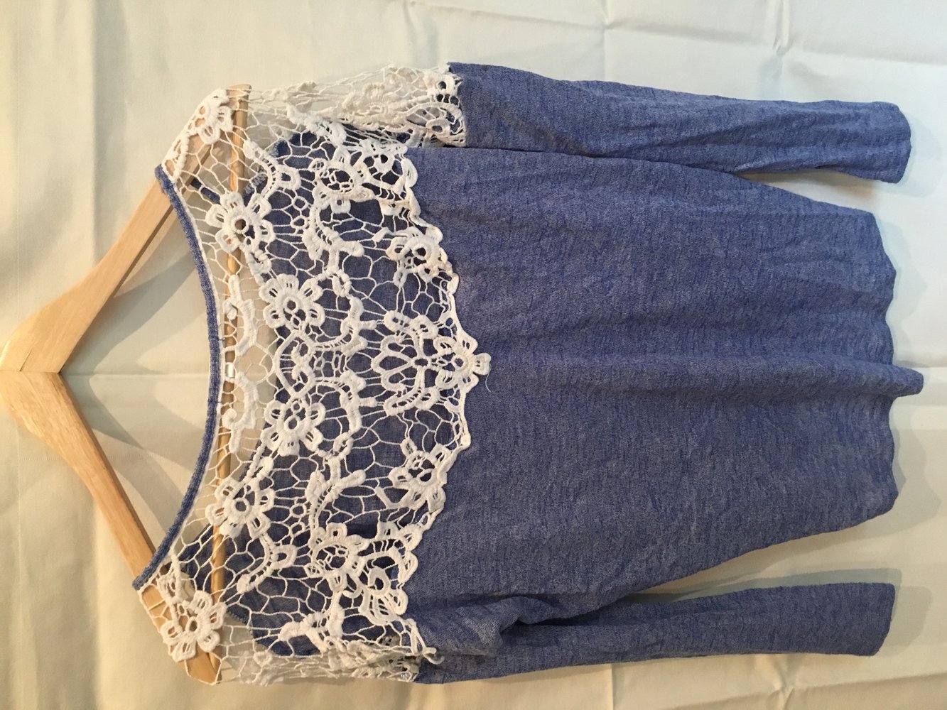 Blau weißes Shirt mit Spitze am Rücken