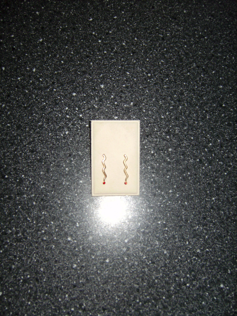 Vom Blitz Getroffen! Ohrschmuck goldfarben mit rotem Schmuckstein, Goldzack, Stecker, Ohrringe