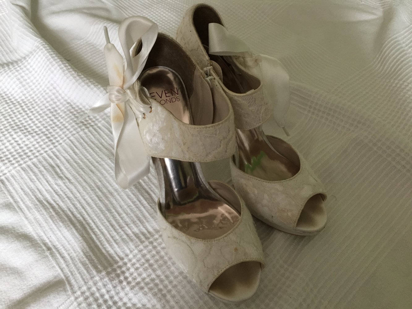 Weiße Pumps mit Schleife