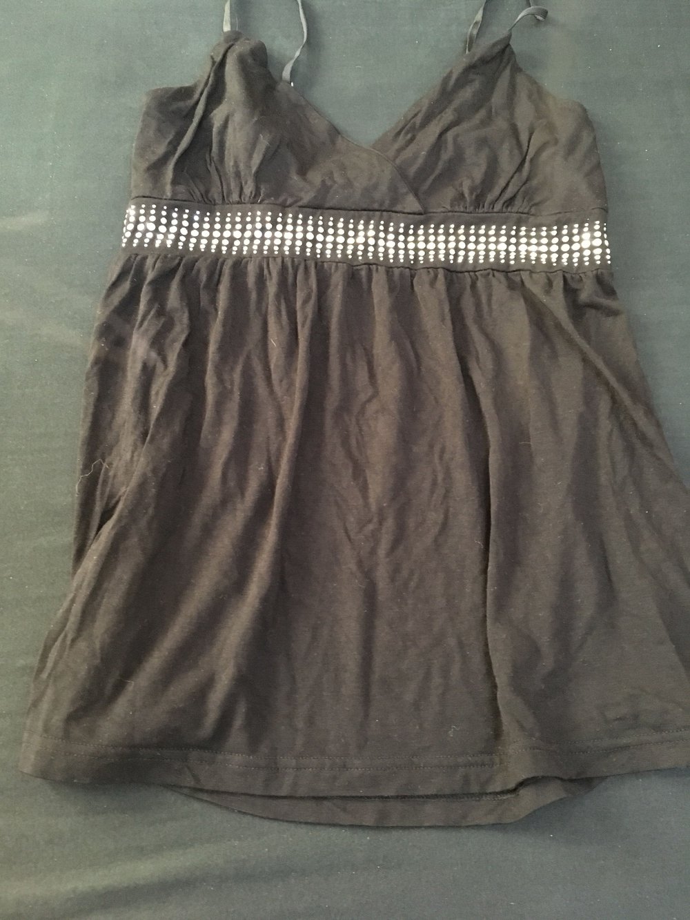 Schwarzes Damentop mit glitzersteinen