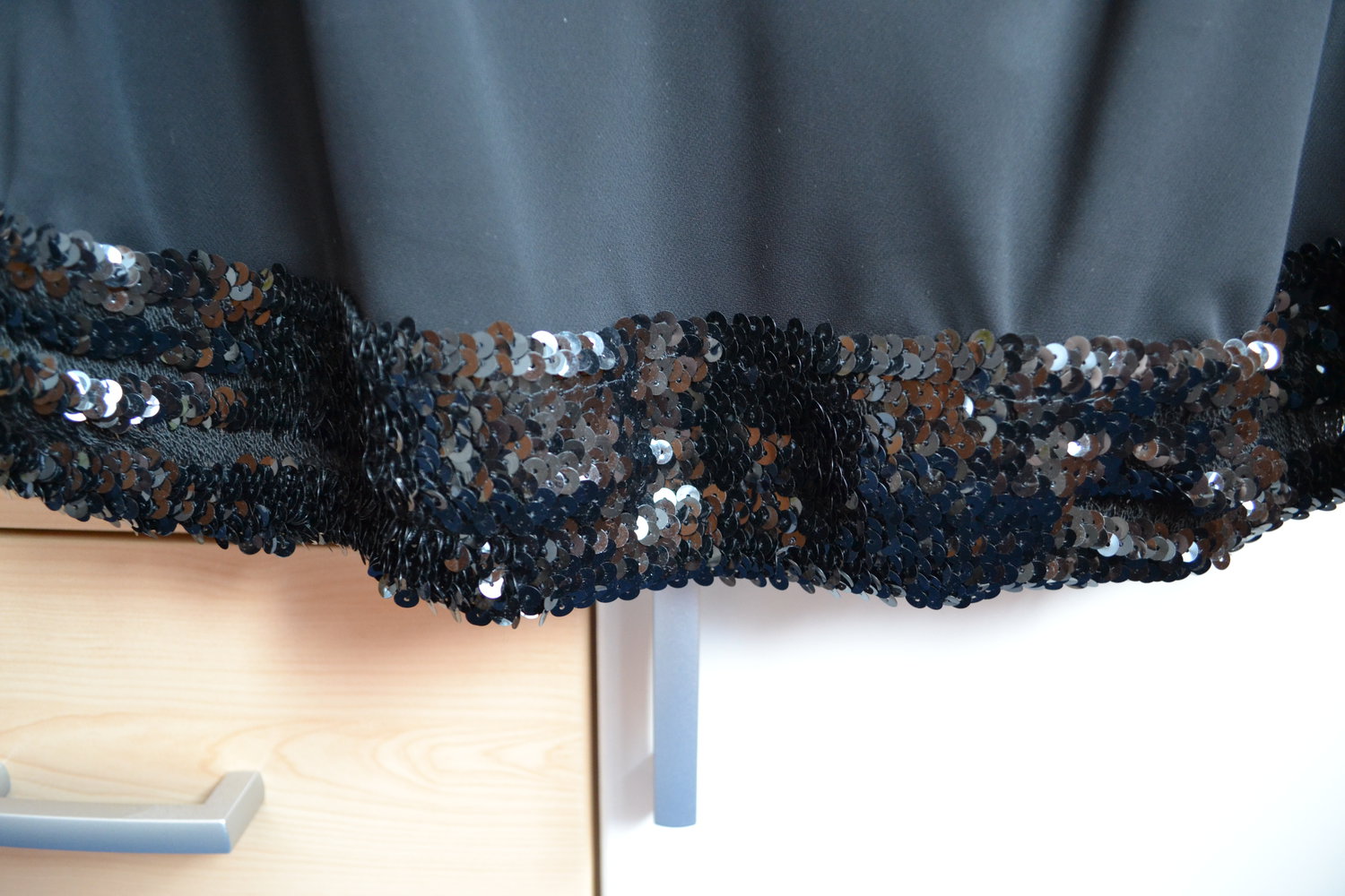 schwarzes elegantes Top mit Pailletten