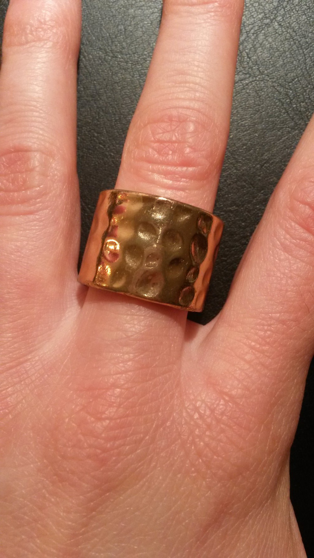 Goldfarbener Ring