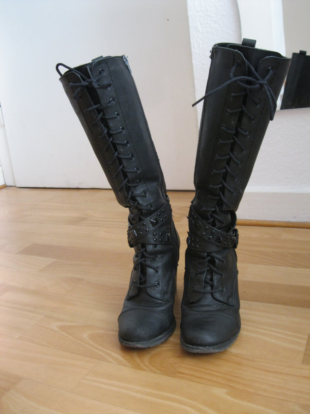 Schnürstiefel mit Reißverschluss / mit Nieten, Riemen und Schnallen