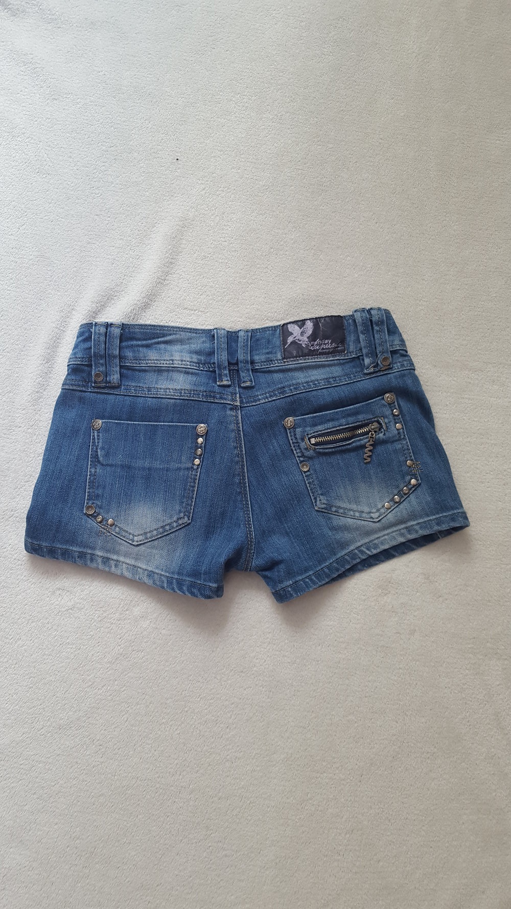 Jeanshotpants mit Nieten