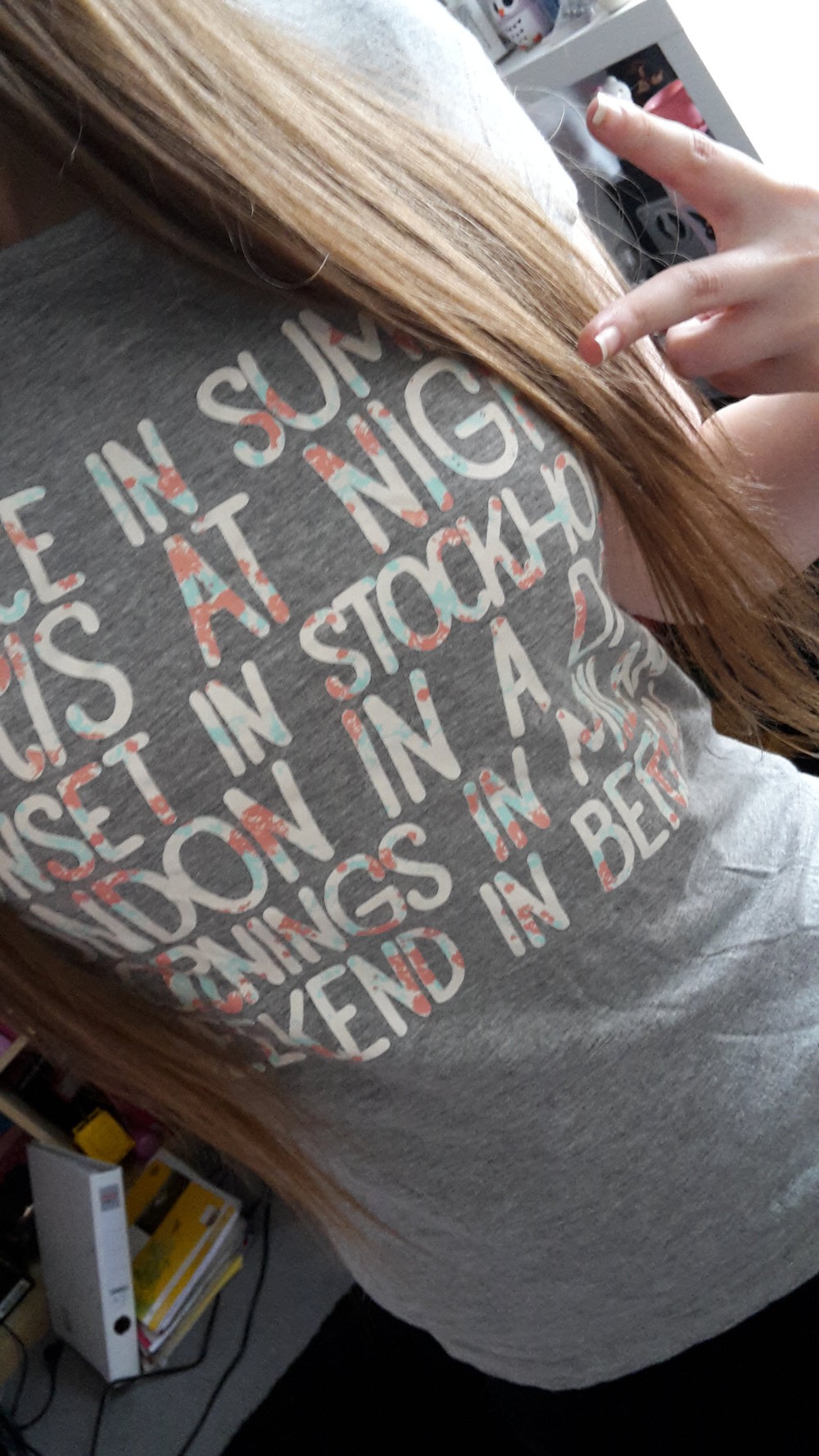 Graues T-shirt mit Schrift