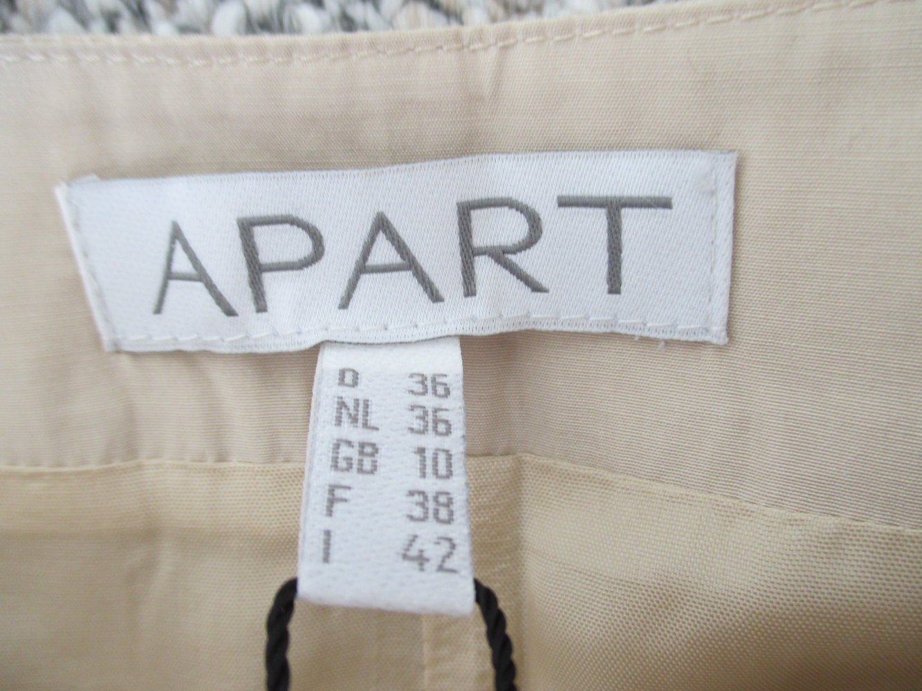 edler Falten Rock von Apart, creme beiger Farbton, chintzartiges Material, Gr. 36 , Neu mit Etikett, A - Linie