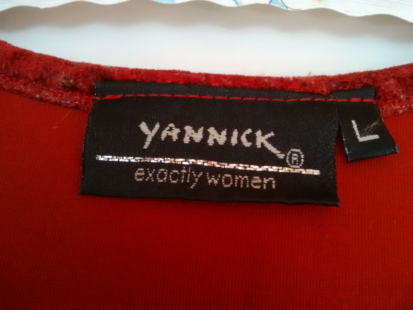 Rotes Langarmshirt mit Samtsäumen 