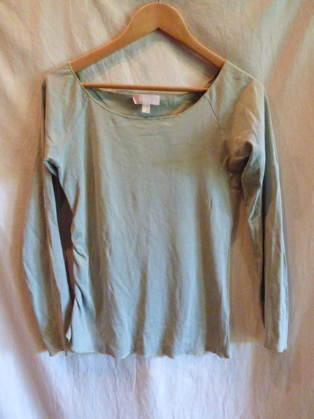 Hellblaues Shirt mit Goldrand