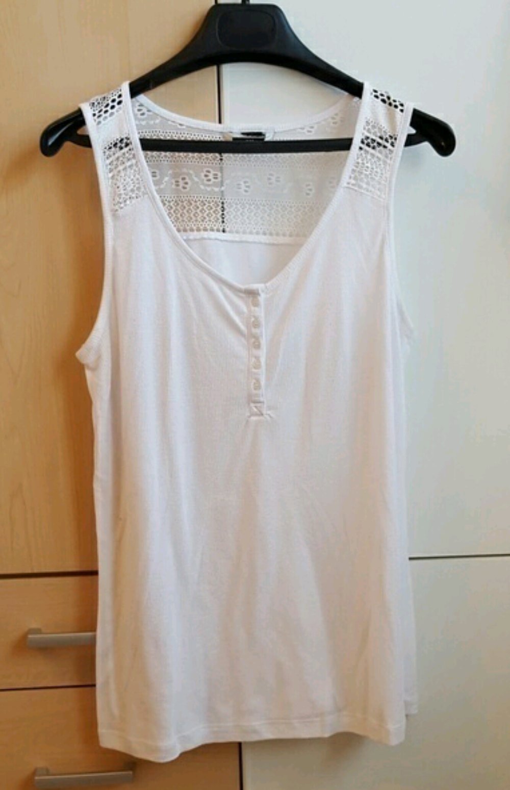 Weißes Top mit Spitze