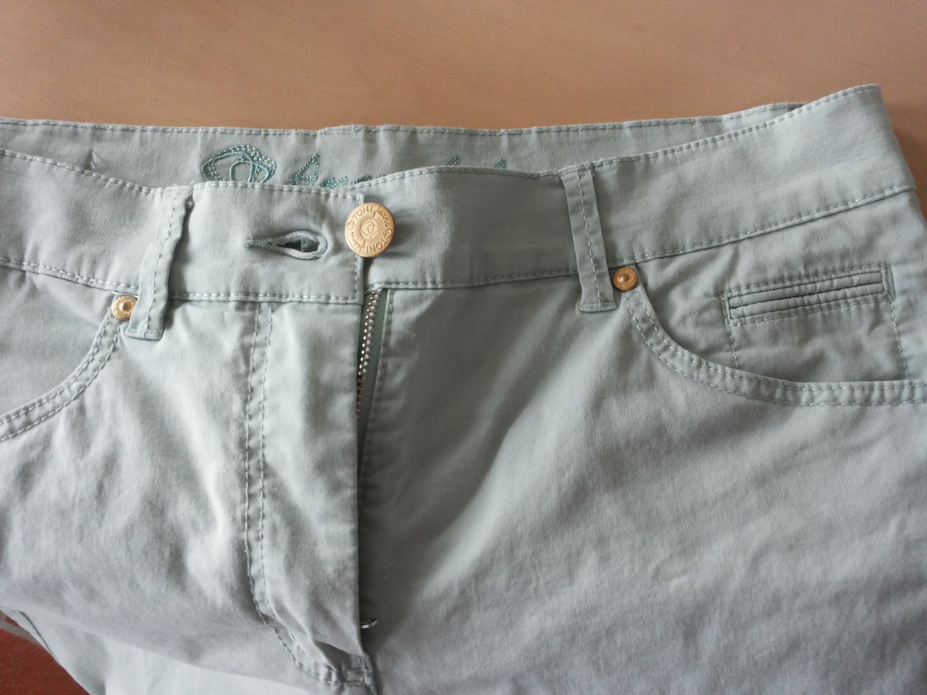 Türkisne dünne Röhrenhose von TONI, Modell Annabel, mit goldenen Reißverschlüssen unten