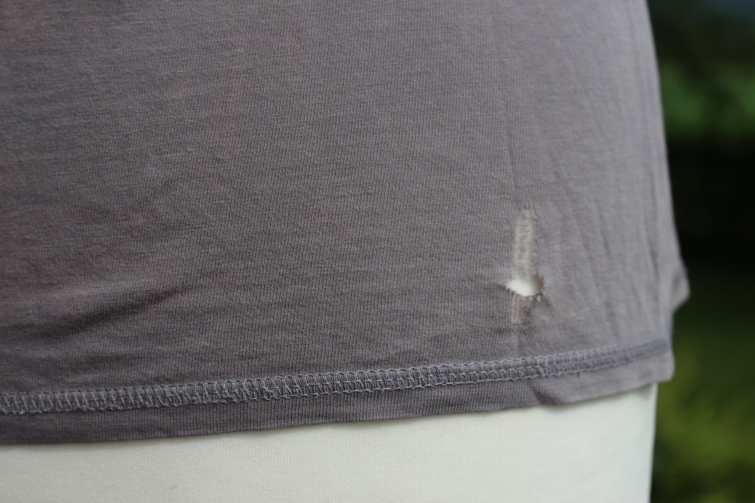 graues T-shirt mit Monster-Aufdruck