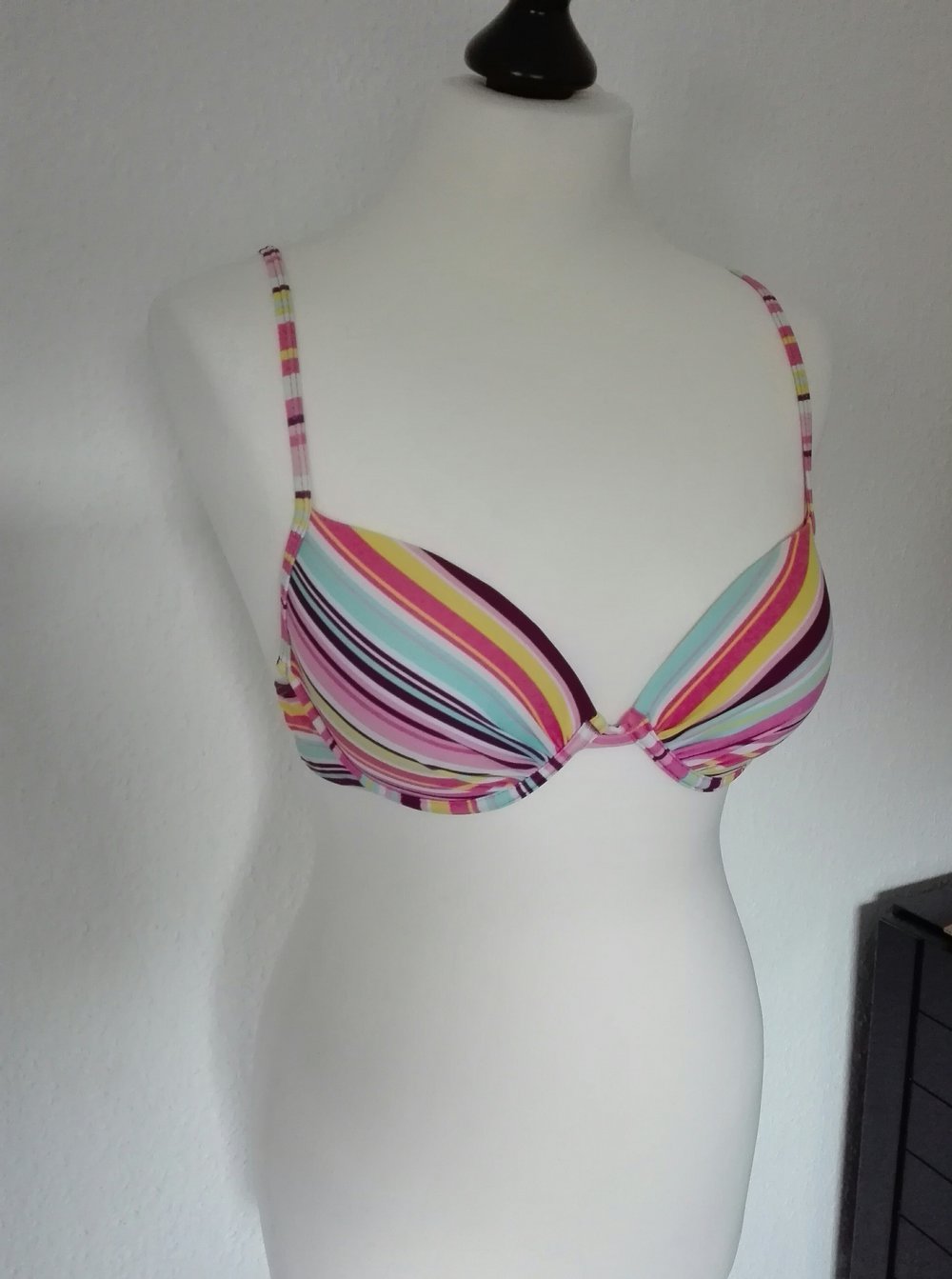 Bunter Bikini mit Cups