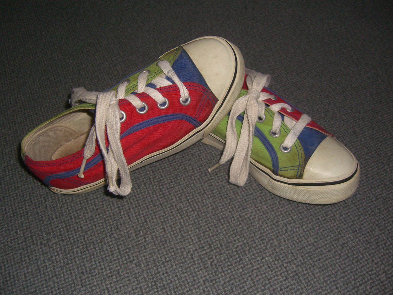 Süße bunte Stoffschuhe