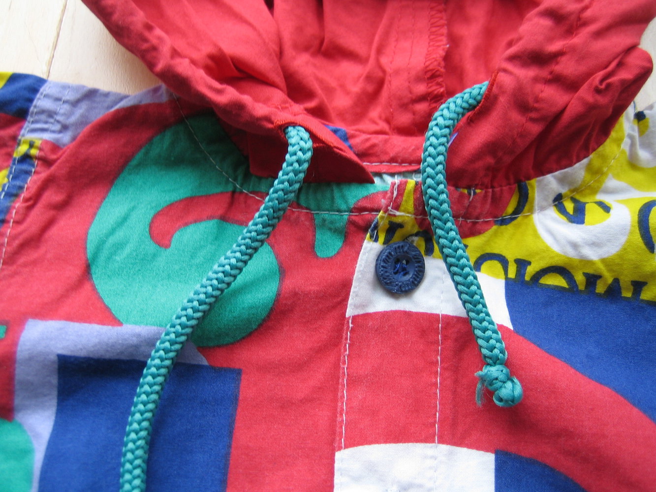 Kurzer Spielanzug mit Mütze 