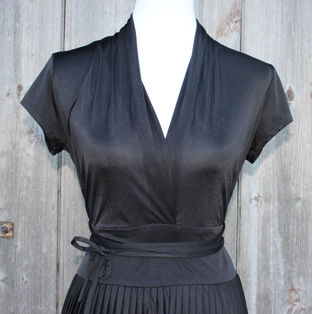 schwarzes Kleid mit Plisseerock, MNG Suit (Mango), Größe L (ca. Größe 40)