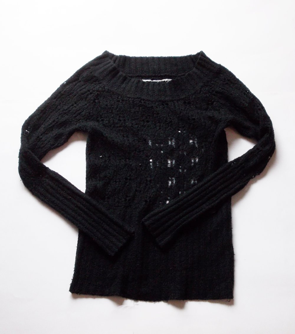 edc Pulli Gr.S 38 schwarz Pullover runder Ausschnitt Löcher Lochmuster langärmlig Longsleeve Strickpulli Strickpullover gothic 