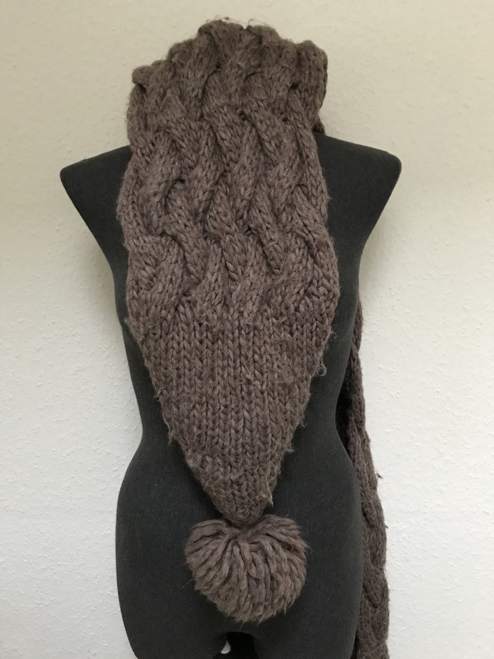 Strickschal mit Bommeln