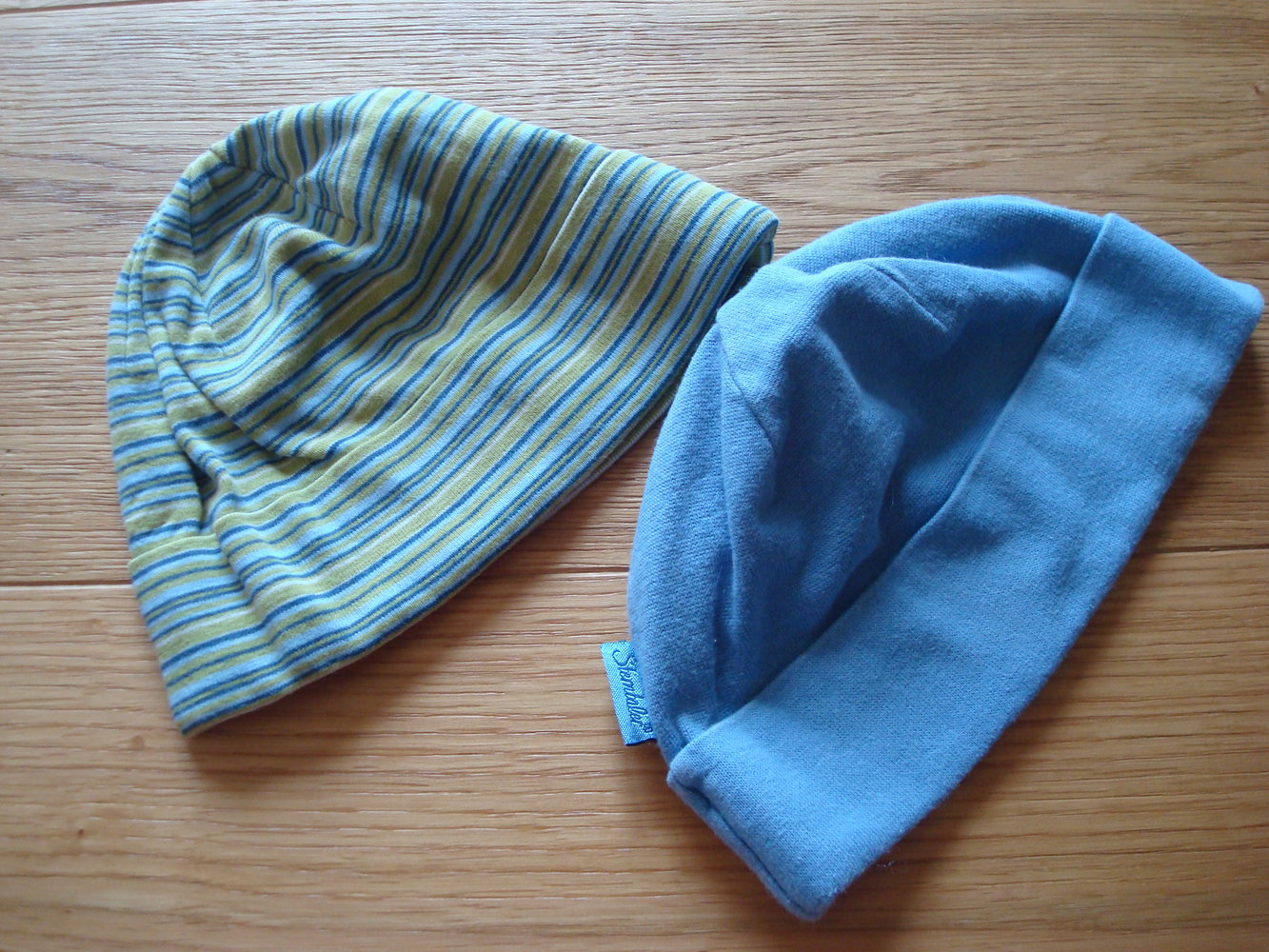 2 dünne Mützen von Sterntaler