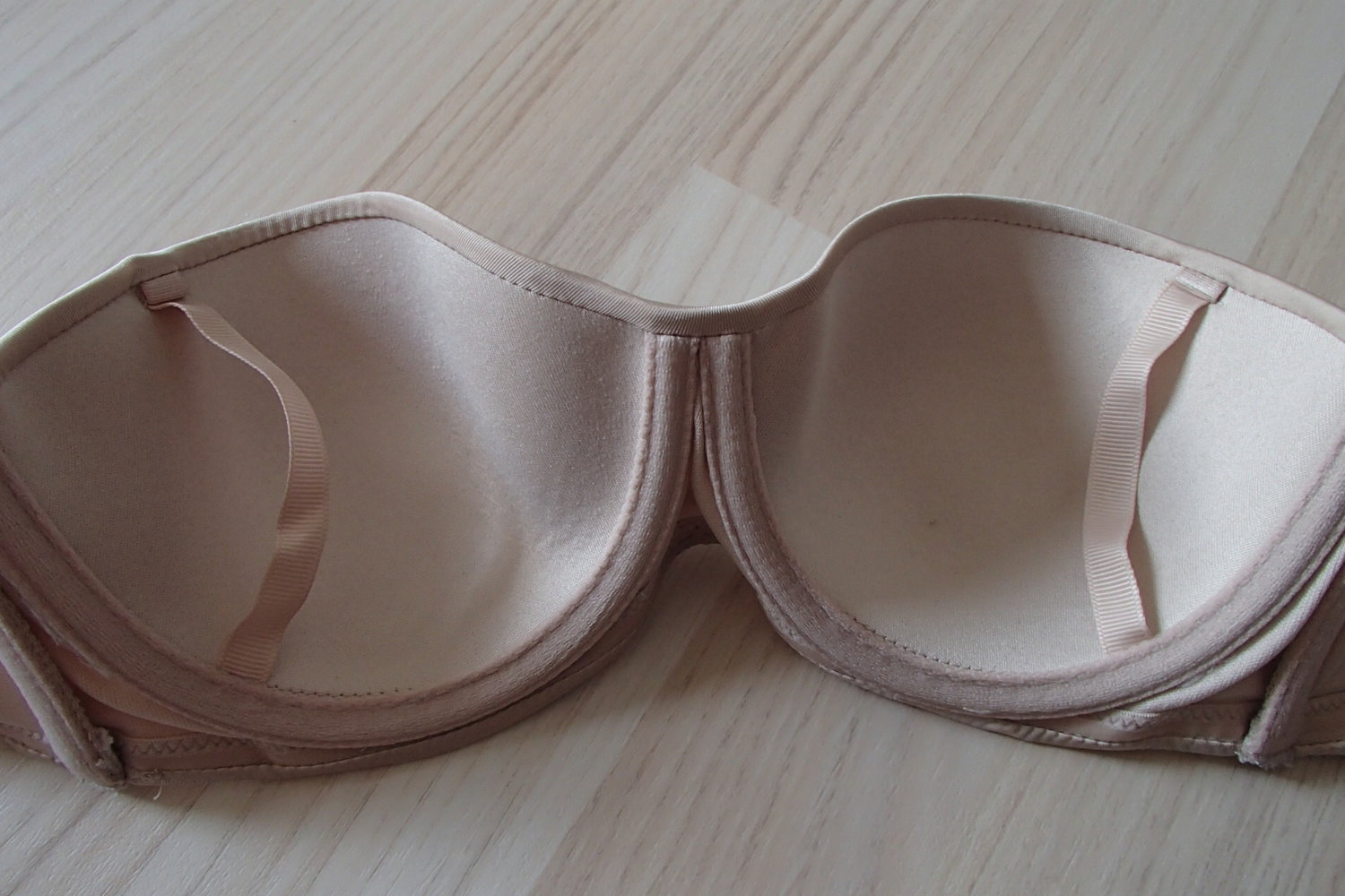 Hautfarbener BH mit abnehmbaren Trägern