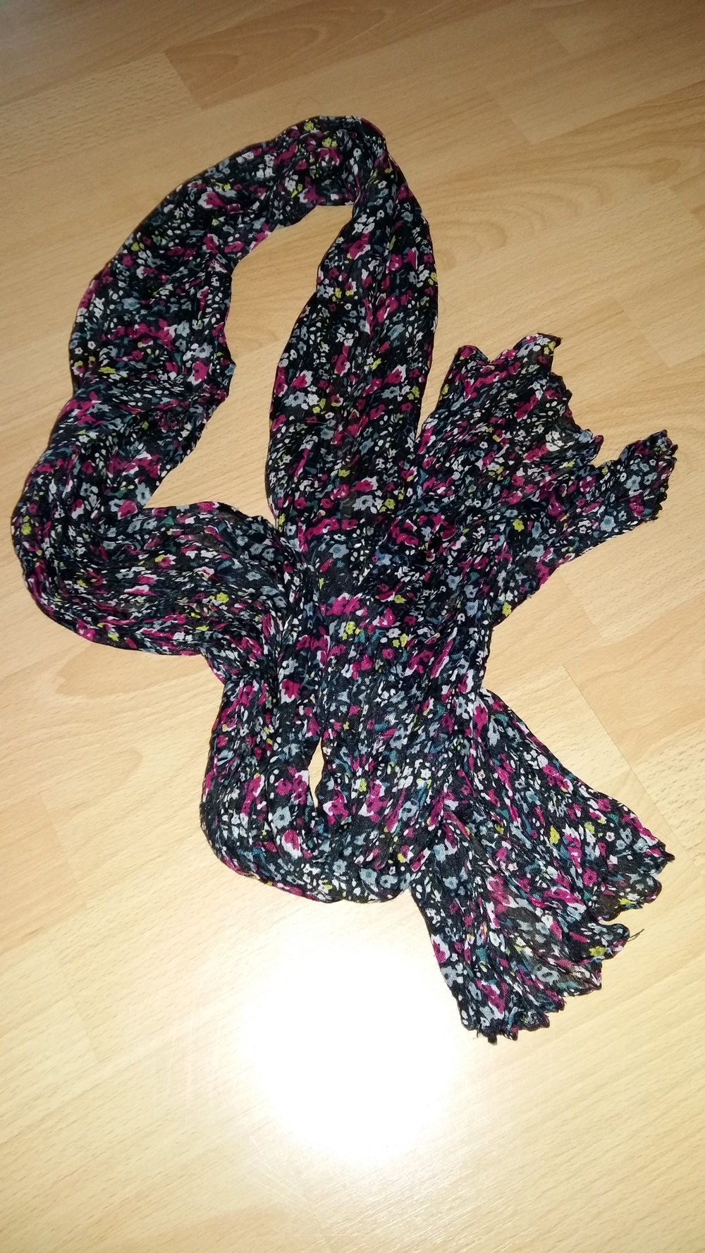 Schwarzes Blümchen-Tuch 