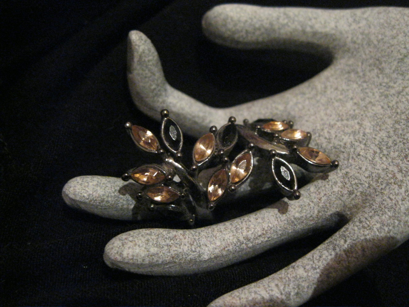 floraler Ring mit Ranken und Kristallen