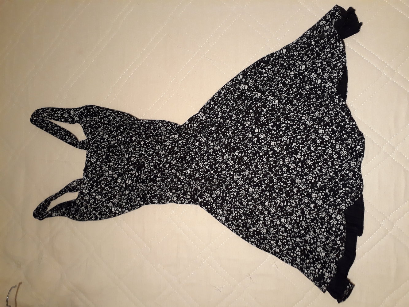 niedliches schwarzes Longtop mi kleinen weißen Blumen