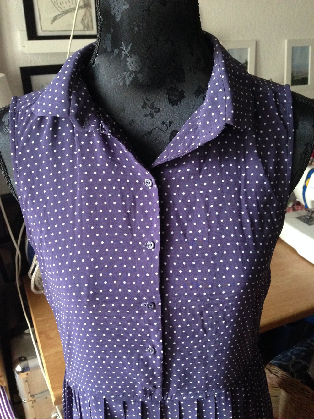 weiß /blau gepunktetes Kleid mit Bubi Kragen