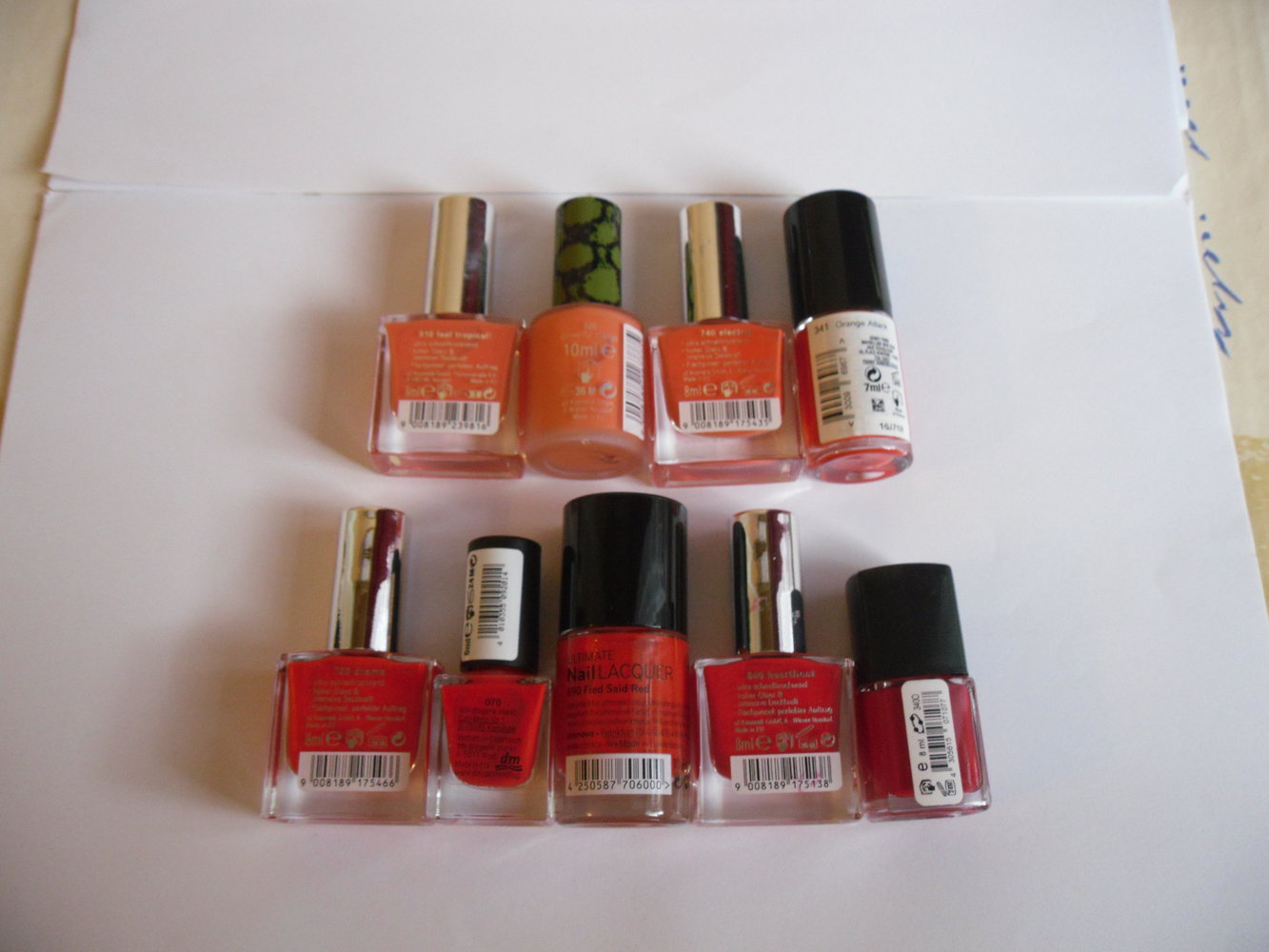 8 Nagellacke in verschiedenen Rot- und Orangetönen