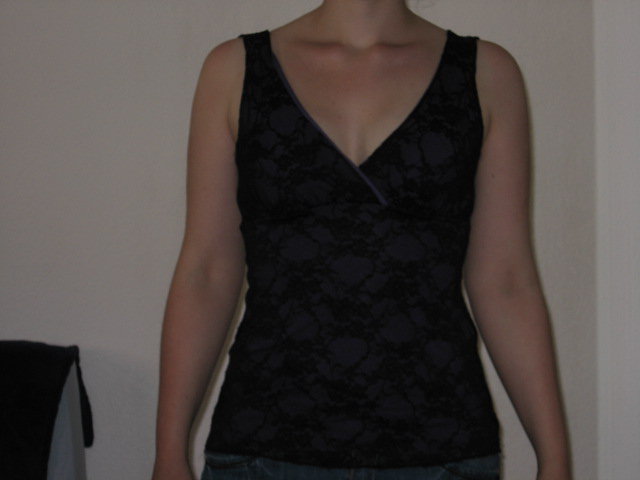 Lila Oberteil mit Spitze