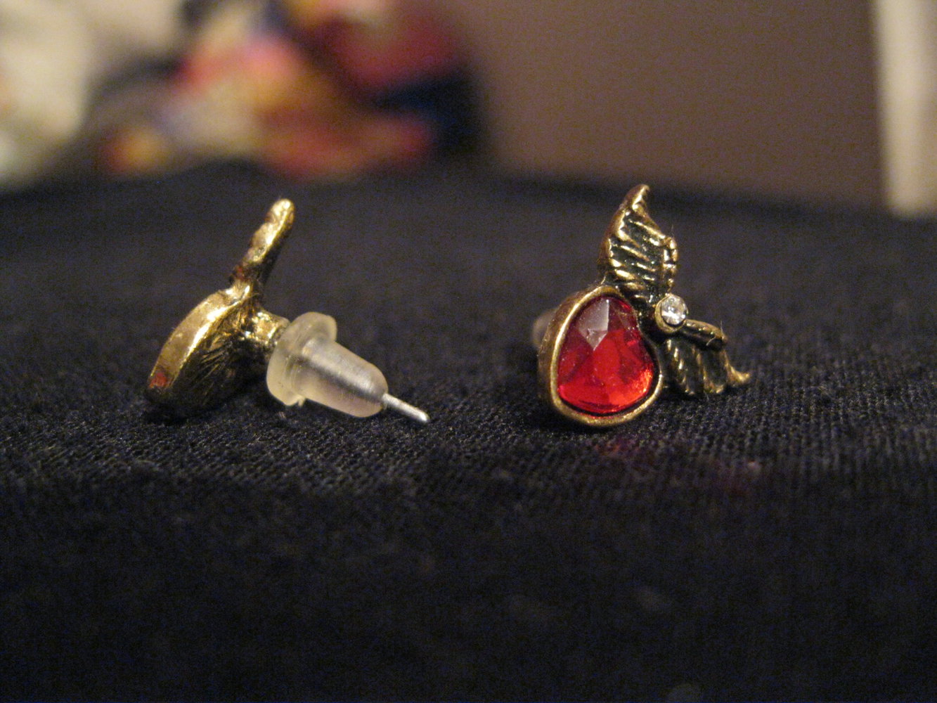Herz mit Flügeln Ohrringe roter Stein