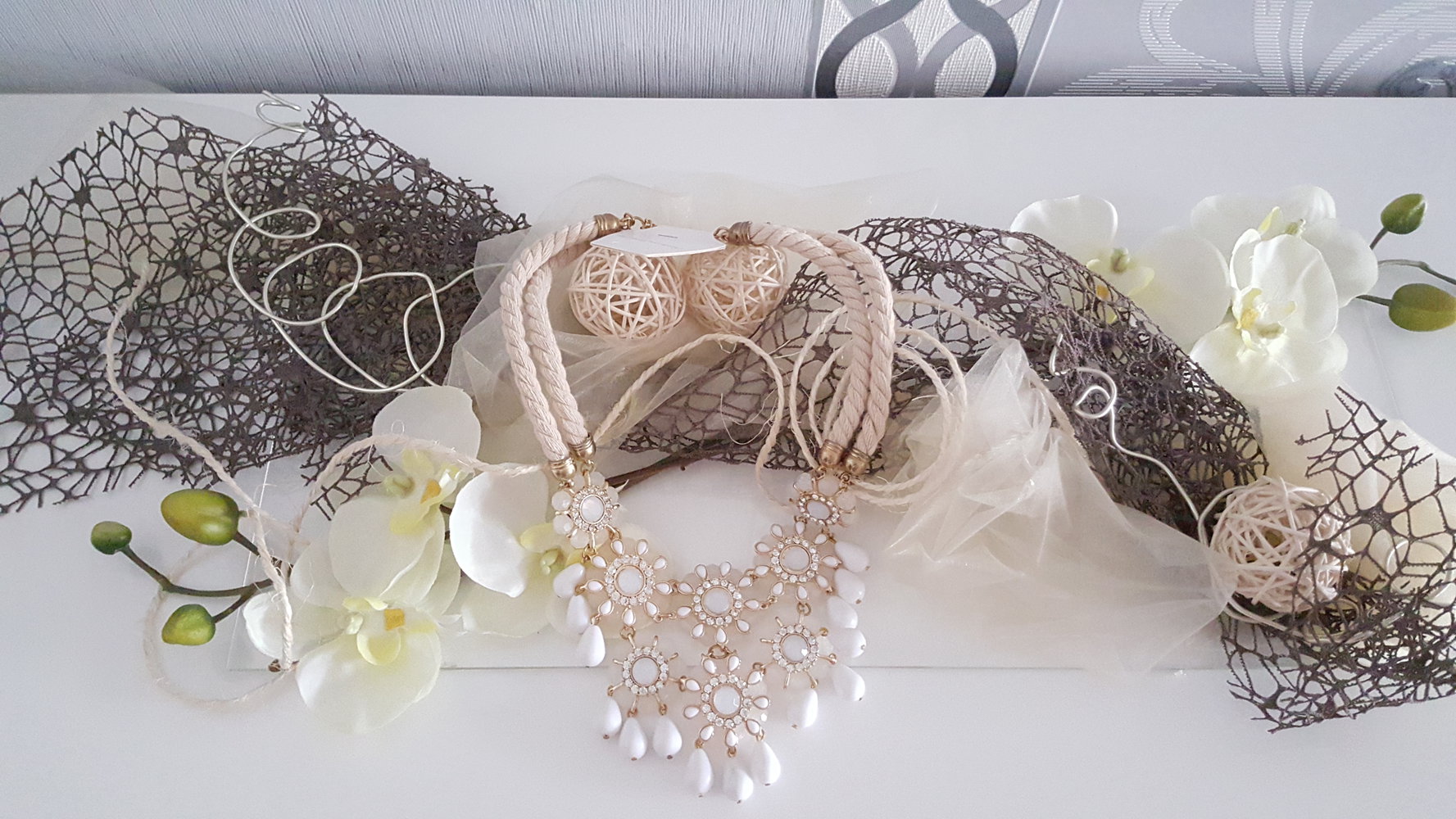 Wunderschöne Statement Kette mit Steinen Tropfen Blumen weiß Collier Hippie Hipster