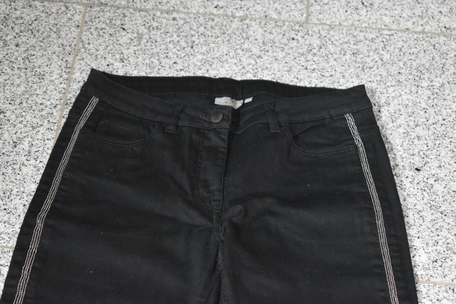 Verkaufe hose in schwarz mit glitzer streifen