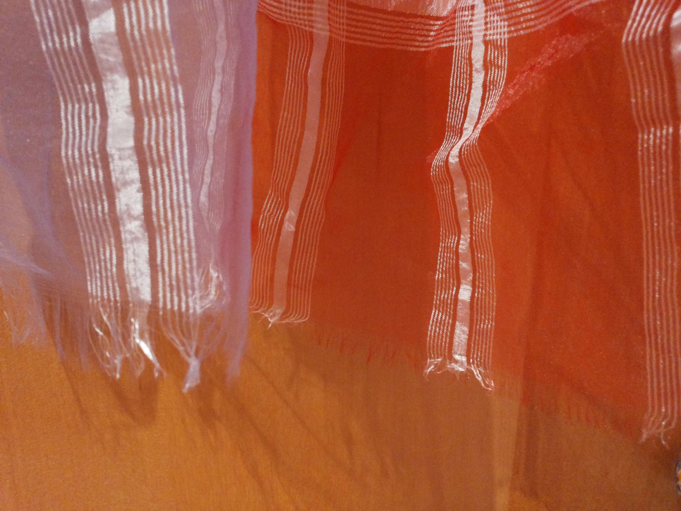 Weiß-karierte dünne Tücher mit Fransen in flieder und rot