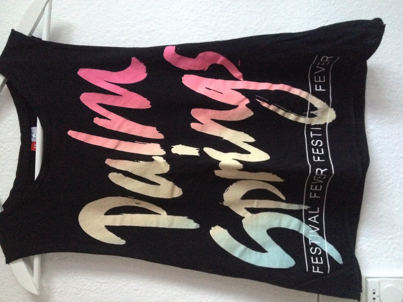 Schönes Shirt mit bunter Schrift