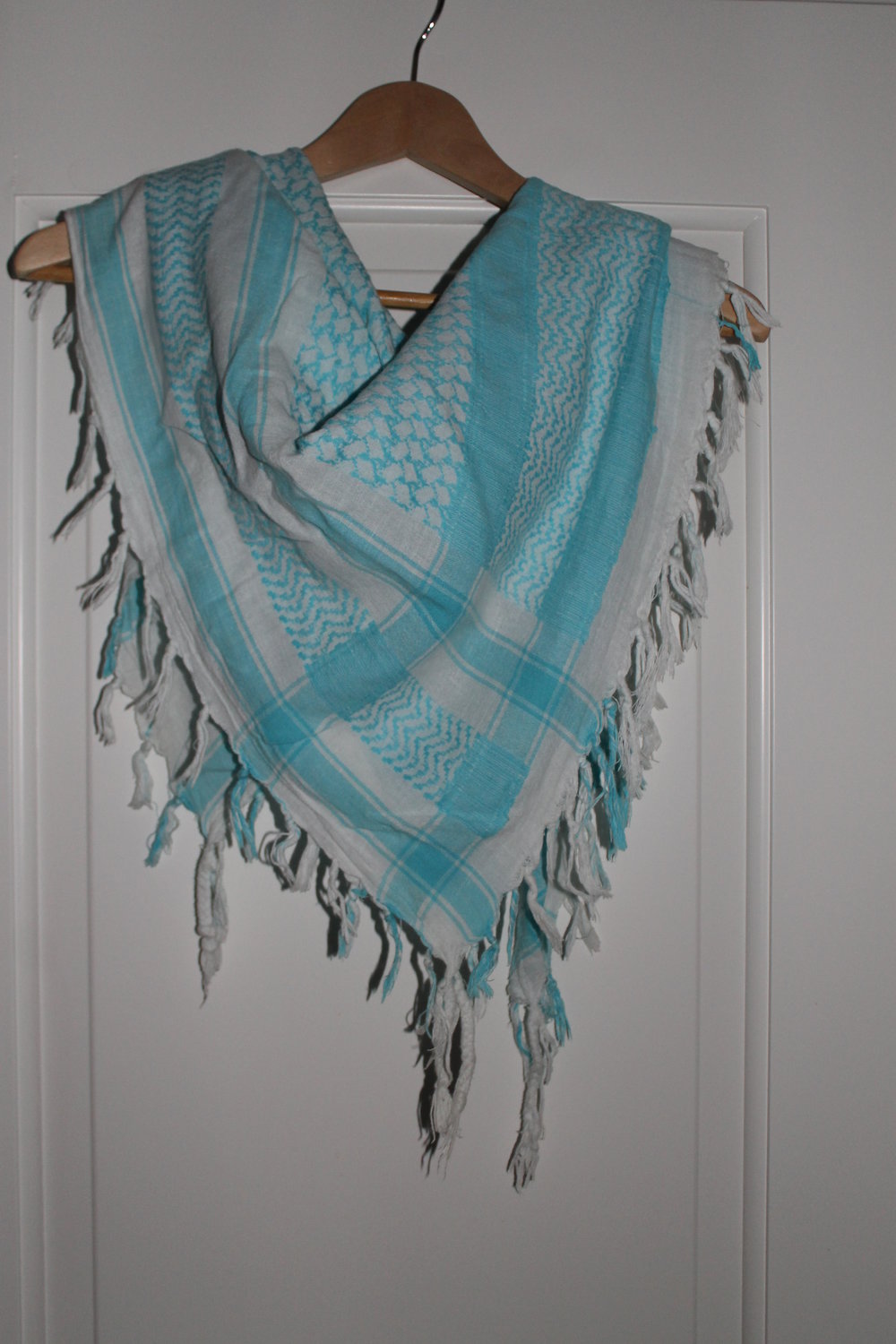 Tuch türkis weiß mit Fransen