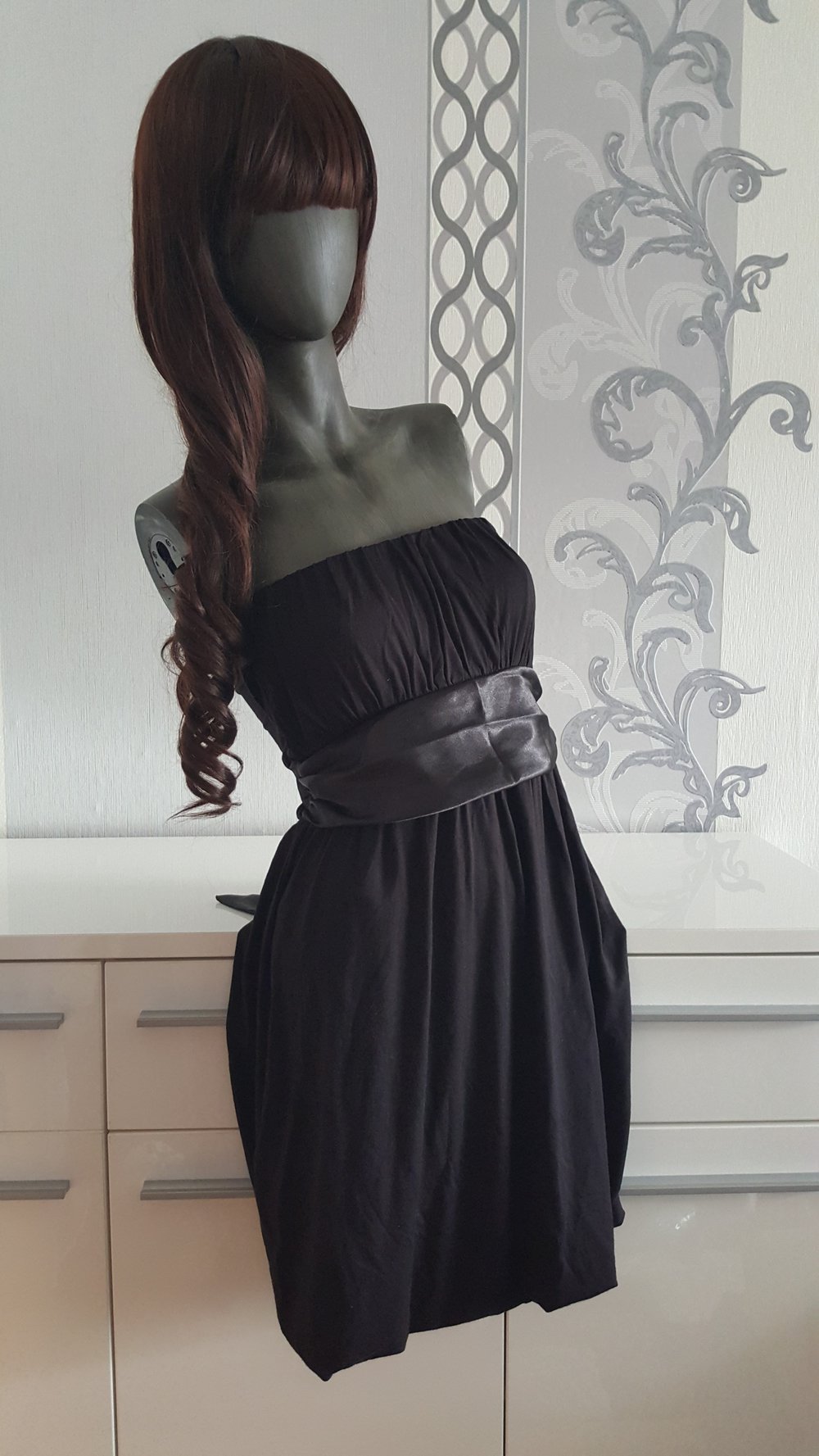 Kurzes Kleid mit Schleife in Schwarz L 40