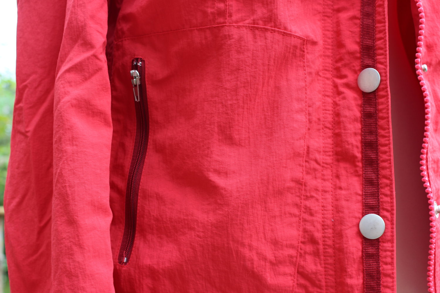 rote praktische Übergangsjacke