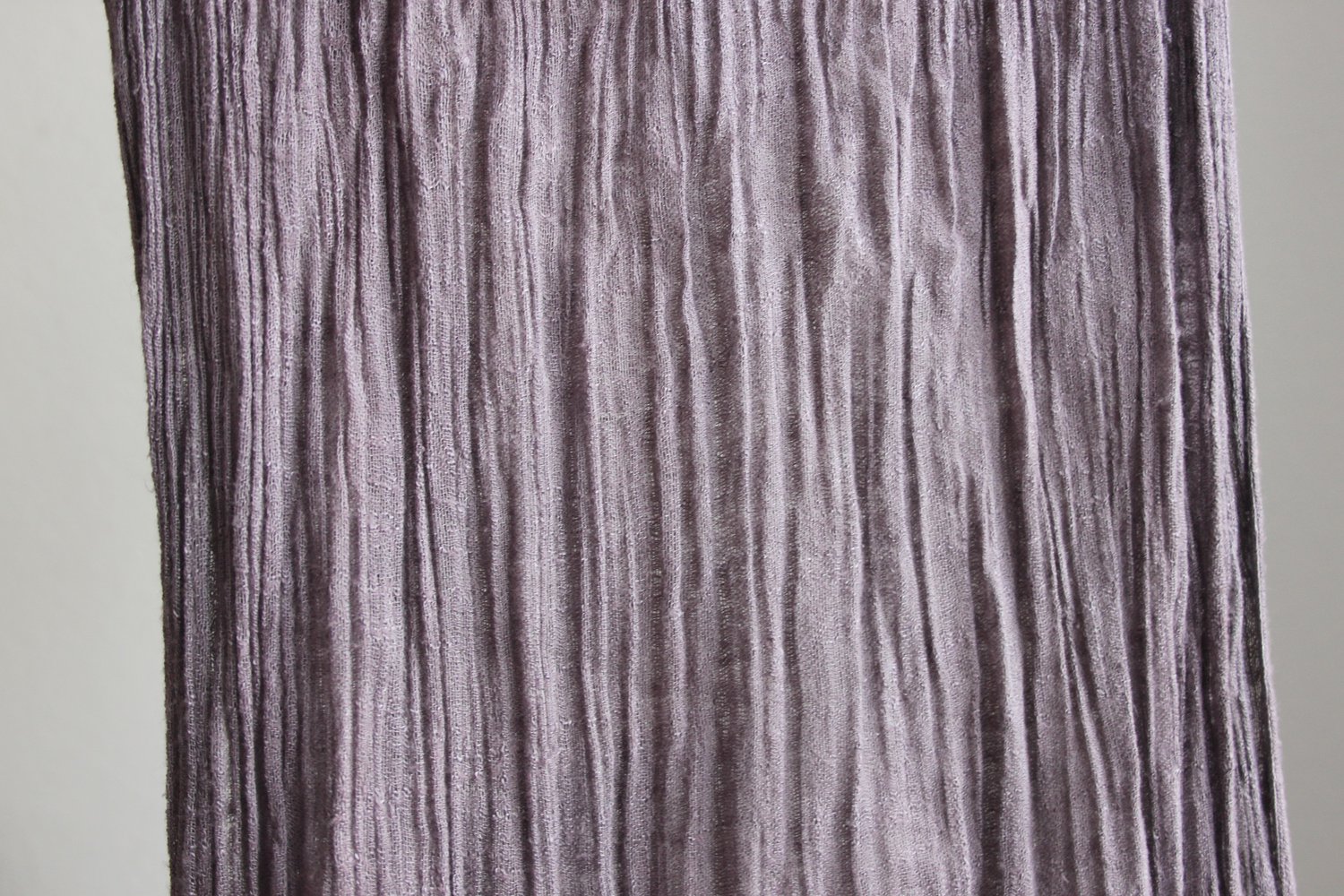 Anthrazitfarbenes Tuch mit Fransen