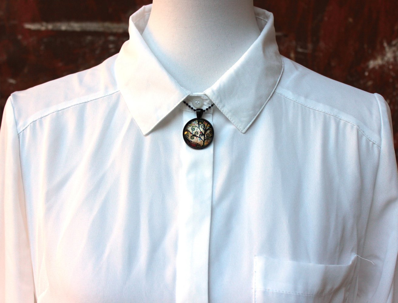 schwarze kurze Kette mit schwarz-buntem floralem Cabochon