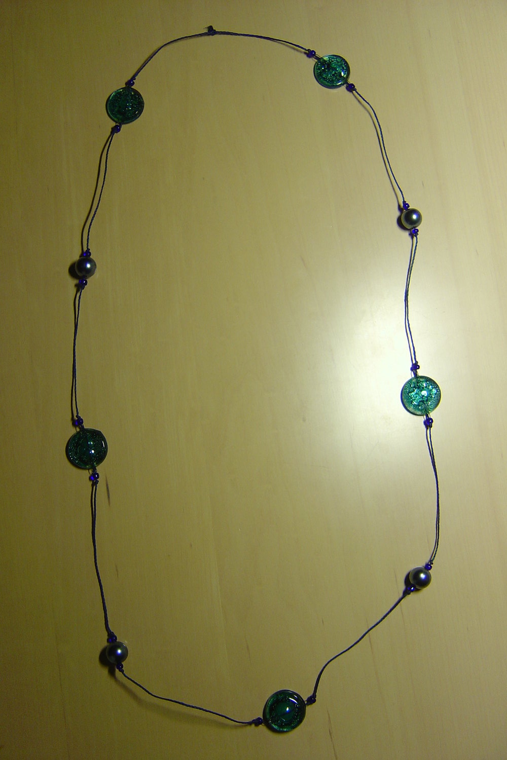 Lange Kette mit Glasperlen