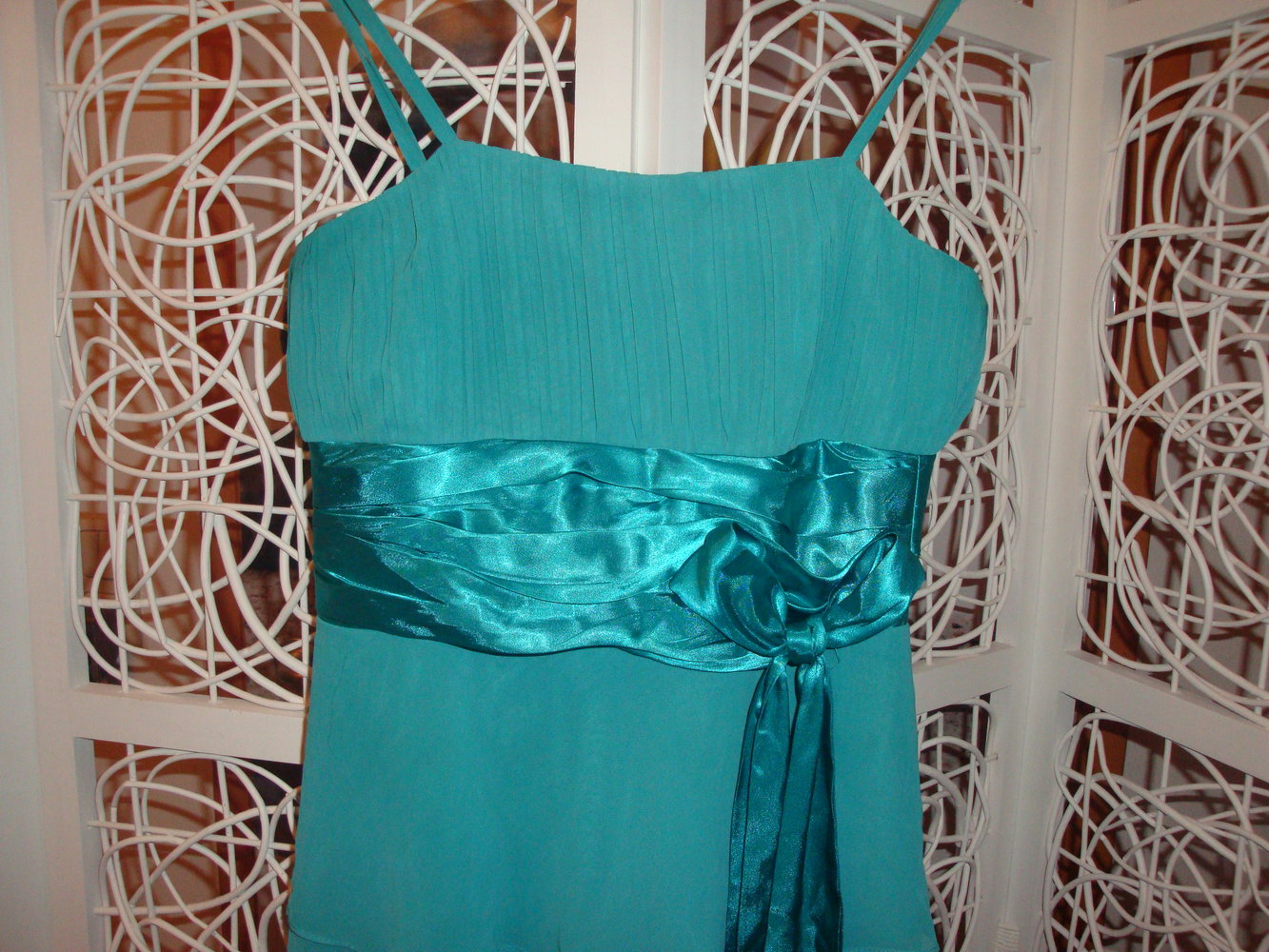 Leuchtend türkises Abschlusskleid