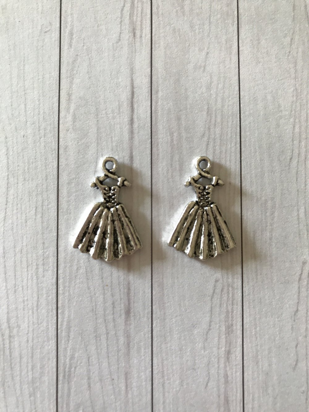 KLEIDER MINIATUREN ALS OHRRINGE ANHÄNGER ARMBÄNDER 